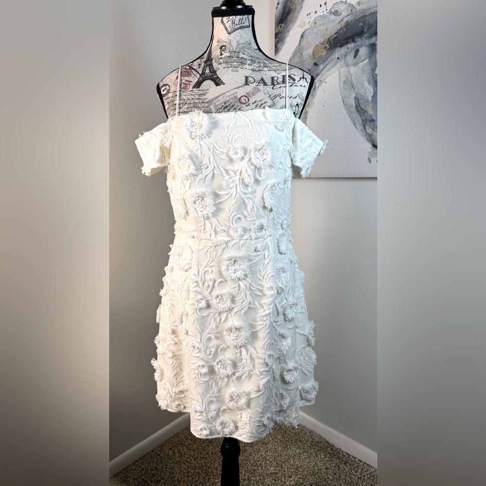 Gianni Bini White Threaded Floral Dress Size 6 Off-Shoulder Festive Bridal Style - Picture 3 of 13